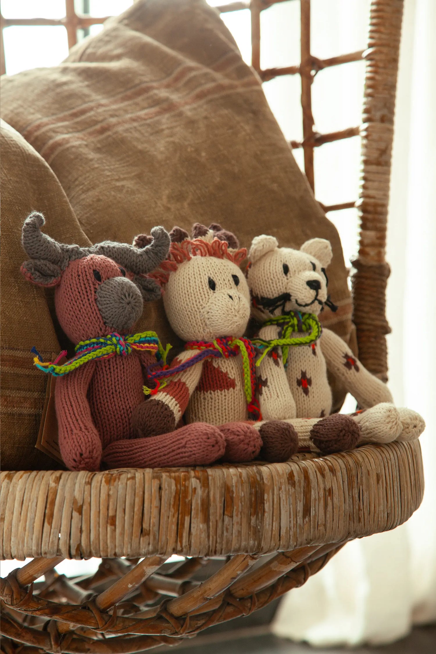 Doudou buffle ANGELO, doudou girafe LEONTINE et doudou léopard ERNEST.  Trois adorables petits doudous longues pattes en coton bio certifié GOTS, tricotés main par les artisans de la coopérative Kenana Knitters qui valorise le travail des femmes dans une région rurale du Kenya. 