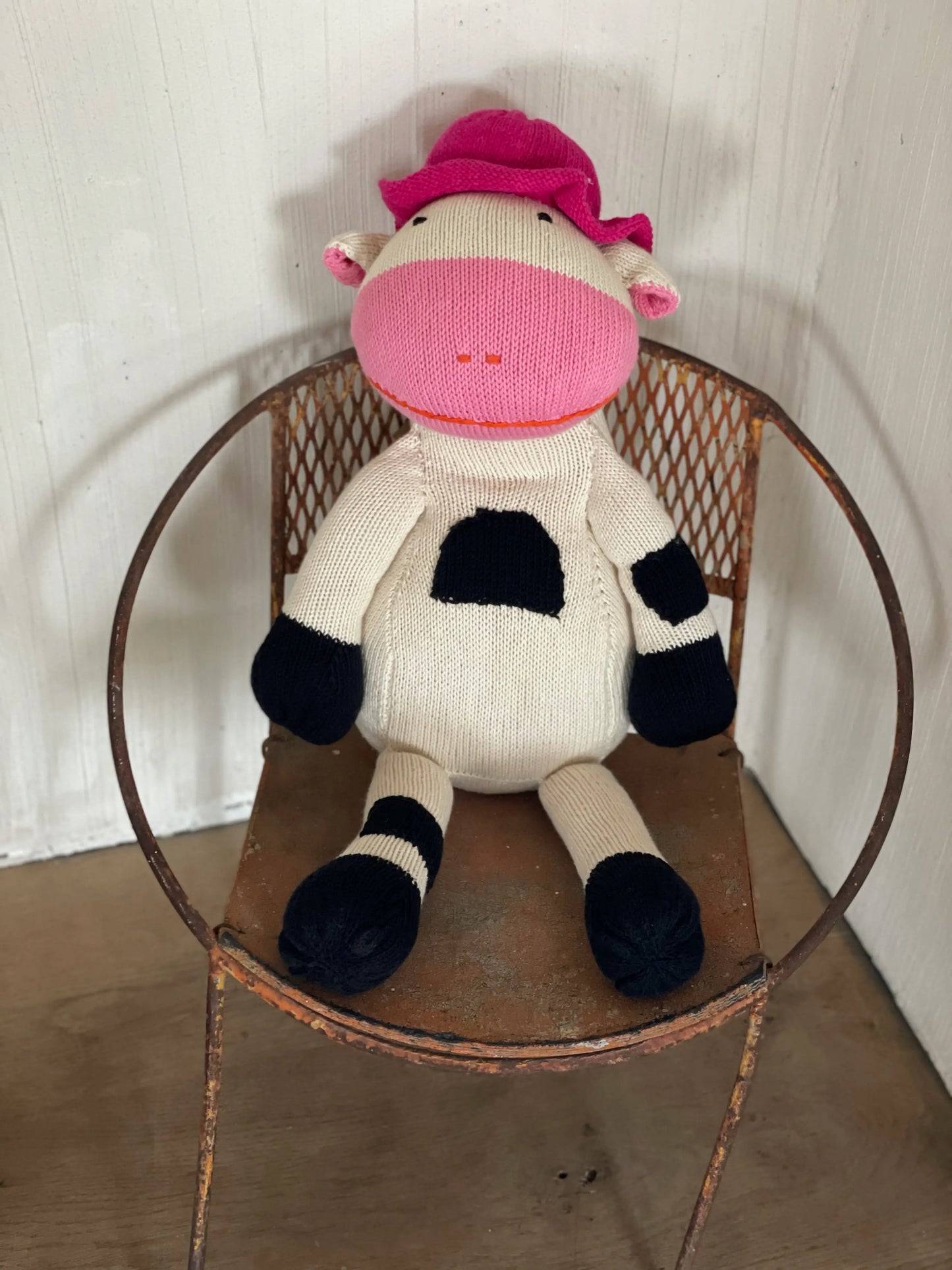 Peluche vache MARGOT faite-main en coton bio certifié GOTS - Studio Matongé. Ici en grand format. Existe aussi en tailles S et M. 