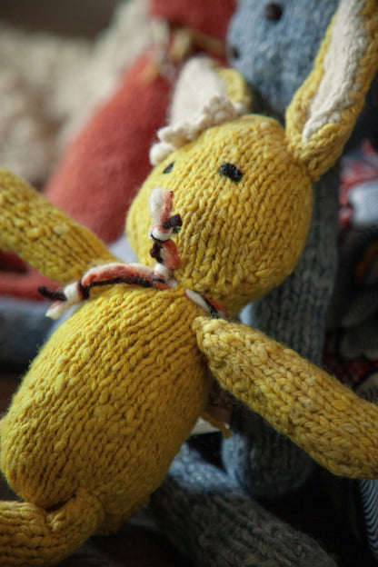 SIMONE, peluche lapin jaune, taille S,  en laine bio faite main éco-responsable. Le doudou lapin SIMONE est disponible en 2 tailles et plusieurs couleurs chez Studio Matongé.