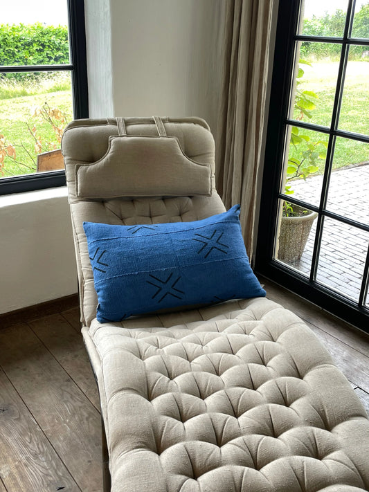 Housse de coussin tissée et cousue main en bogolan bleu cobalt Mali. 40x60 cm. Pur coton bio. Ici, sur une méridienne en lin beige pour jouer le contraste de couleurs en gardant l'esprit des matières brutes. 