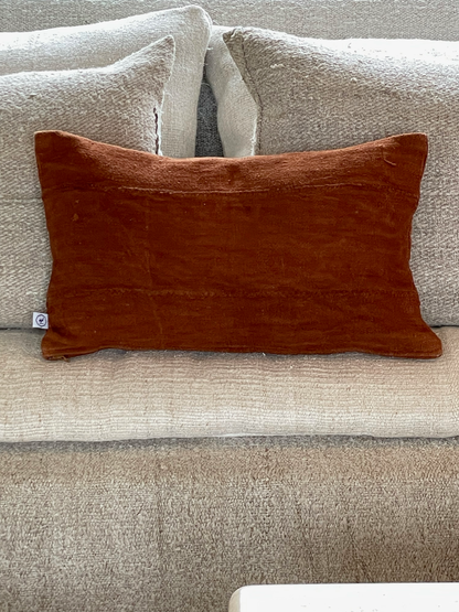 Housse de coussin MSINGI en bogolan de coton bio terracotta. Ici en format rectangle 30 x 50 cm. Disponibles en d'autres formats, couleurs et tailles