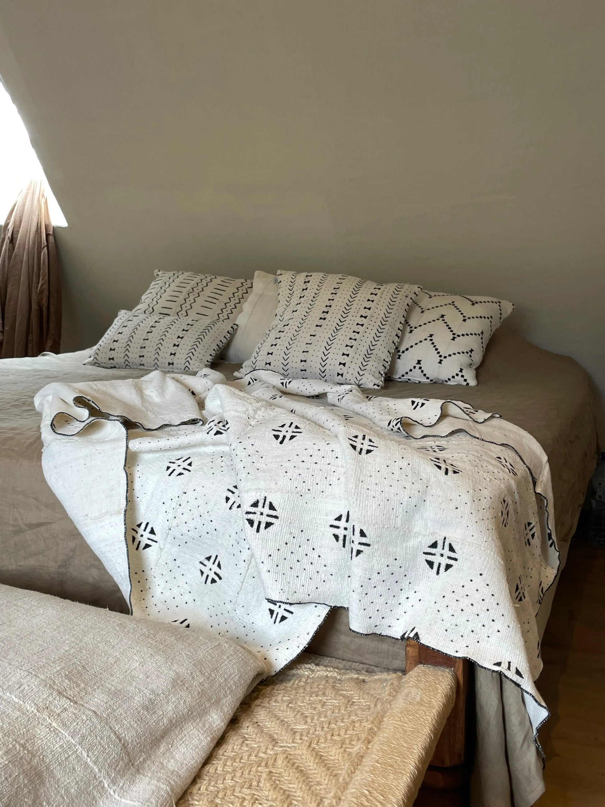 Housse de coussin éthnique - Mudcloth Bogolan - DOTS - Studio Matongé - ici avec le plaid Lengo et les housses de coussins WEX & DOTS en bogolan blanc fait main