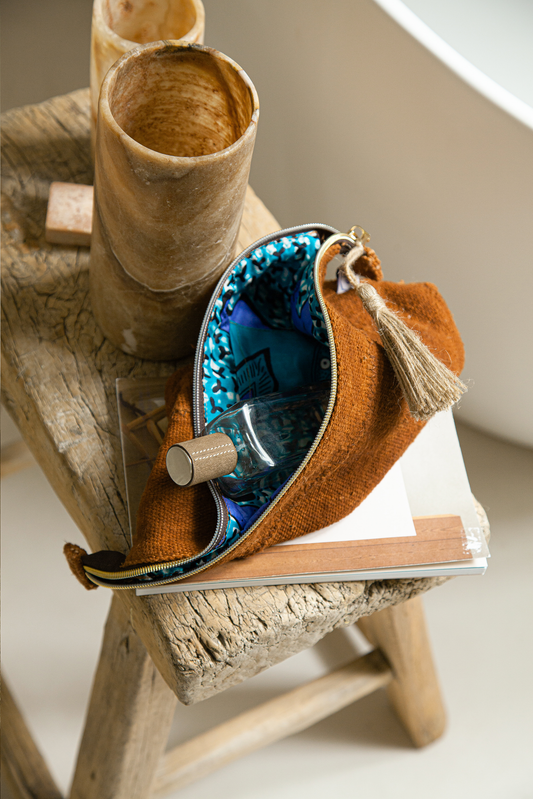 Dans la salle de bain, trousse de toilette évasée en Bogolan et wax - ROHO - Studio Matongé