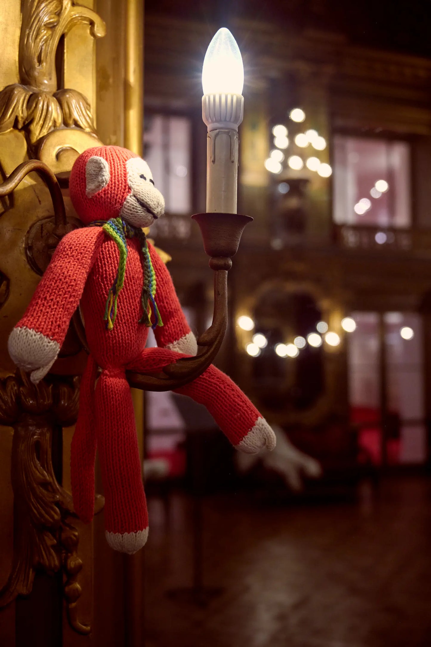 Dans les superbes décors de l'opéra de la Monnaie à Bruxelles, notre doudous singe JOSEPH en coton bio fait son show. Fait main en coton bio