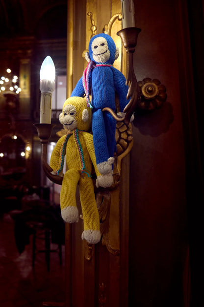 Dans les superbes décors de l'opéra de la Monnaie à Bruxelles, notre doudous singe JOSEPH en coton bio fait son show. Fait main en coton bio