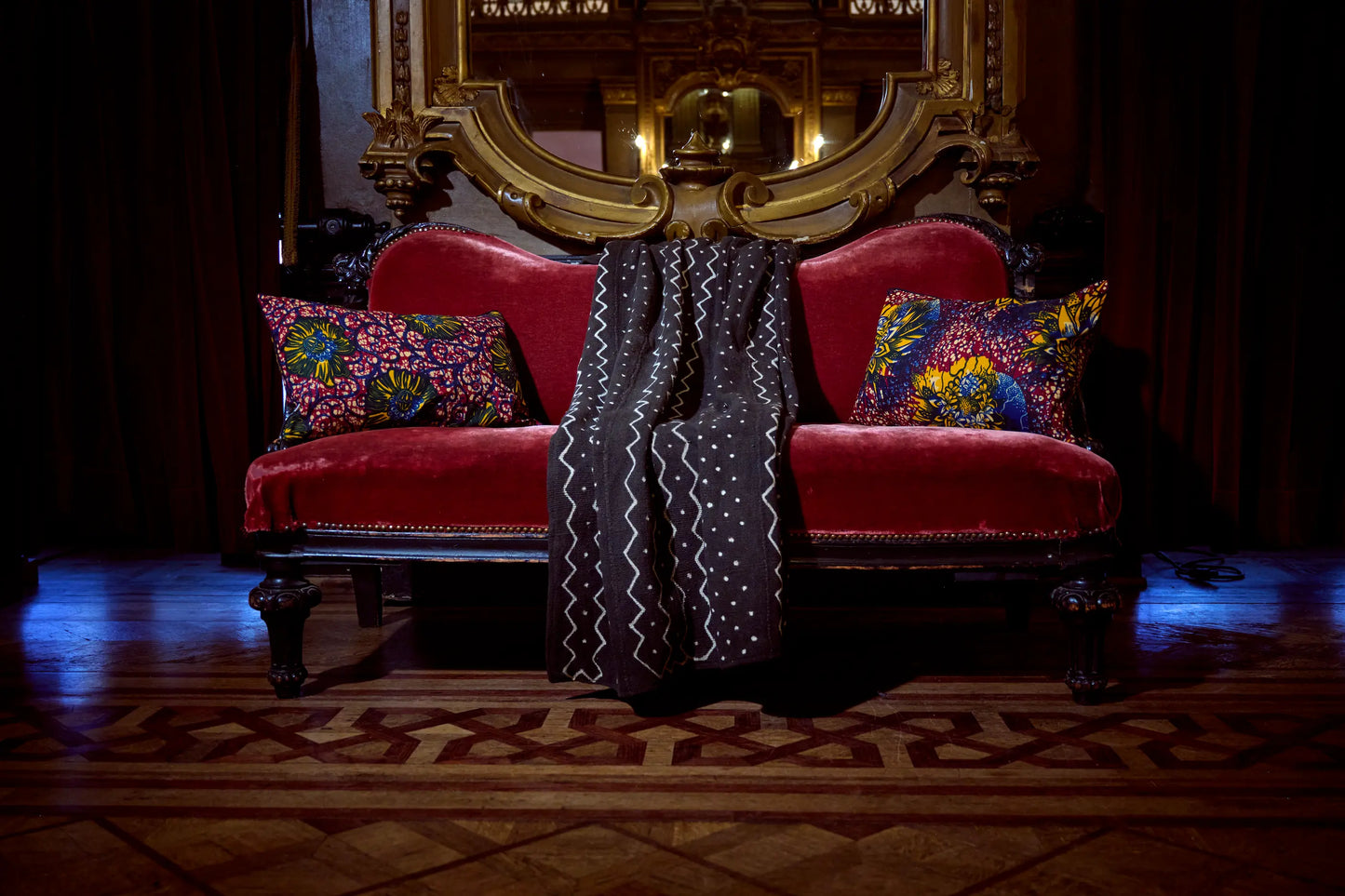 Dans les magnifiques décors du grand foyer de l'Opéra de la Monnaie de Bruxelles, plaid en bogolan noir - SUWITI - Studio Matongé. Fait main au Mali et finitions en Belgique.
ici avec nos housses de coussin en wax bordeau VULI et MAWAZO.
