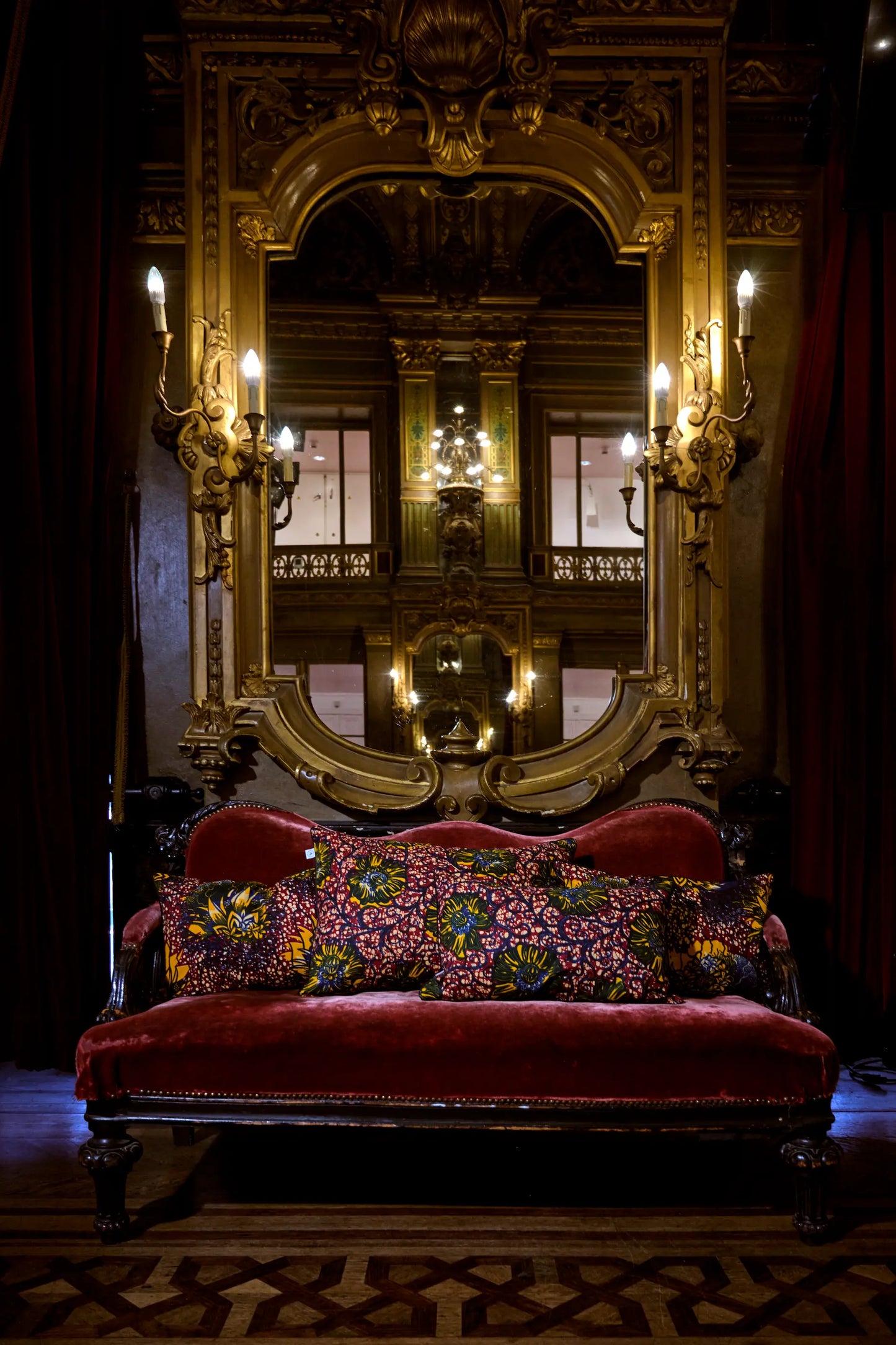 Dans les magnifiques décors du grand foyer de l'Opéra de la Monnaie de Bruxelles, mix and match de nos housses de coussin en wax  - VULI et MAWAZO - Studio Matongé. Faits main en Belgique. 