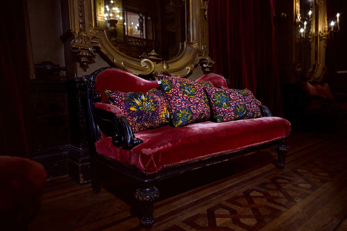 Dans les magnifiques décors du grand foyer de l'Opéra de la Monnaie de Bruxelles, mix and match de nos housses de coussin en wax  - VULI et MAWAZO - Studio Matongé. Faits main en Belgique. 