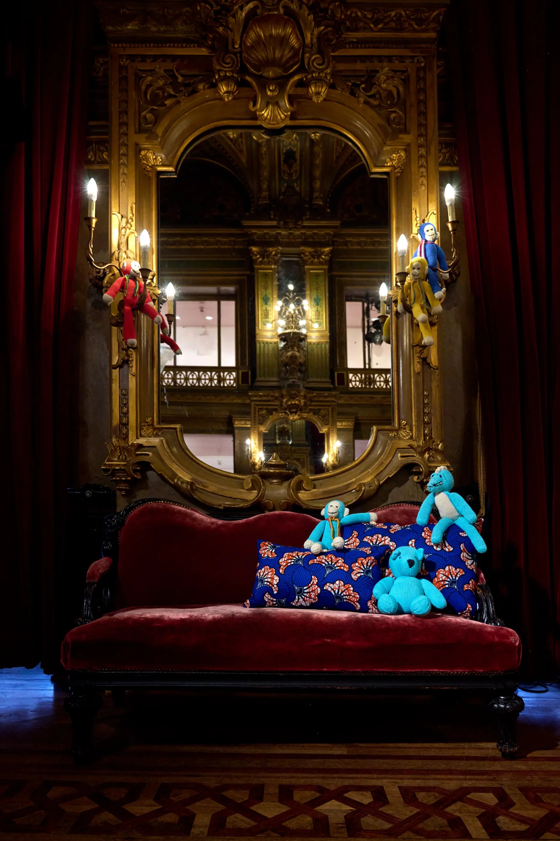 Dans les superbes décors de l'opéra de la Monnaie à Bruxelles, nos doudous en coton bio font leur show. Faits main en coton bio, peluche singe JOSEPH, crocodile MAXIME, ours LEON.