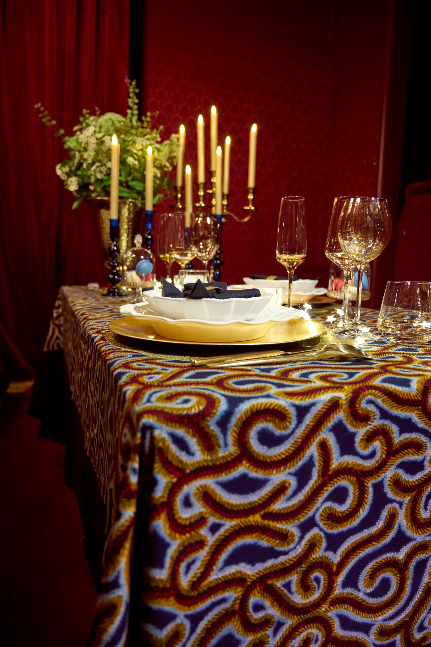 Dans les magnifiques décors de la loge royale de l'Opéra de la Monnaie de Bruxelles, nappe en wax de coton et lin lavé - LADHA - Studio Matongé. Fait main en Belgique