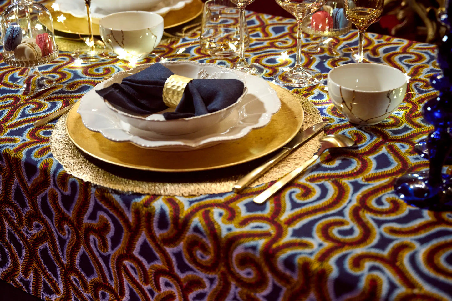 Dans les magnifiques décors de la loge royale de l'Opéra de la Monnaie de Bruxelles, nappe en wax de coton et lin lavé - LADHA - Studio Matongé. Pour une table de fête originale et audacieuse. Fait main en Belgique