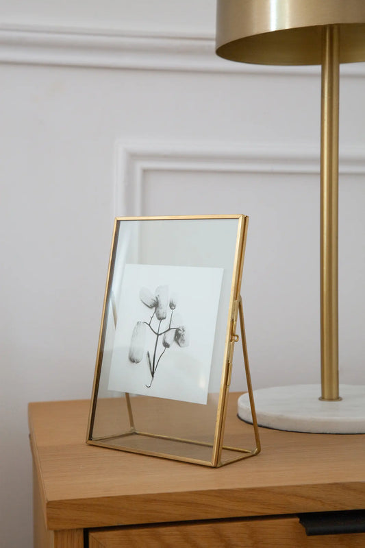 Photo d'art en édition limitée, signée et encadrée - Tirage de l'oeuvre Bijoux de Famille, issu de la série Résistances Végétales par la photographe plasticienne Ana Bloom, en exclusivité pour Studio Matongé. 
Tirages Piezo au Charbon sur papier fine art 350 gr, en format 10x10 cm fait l'objet d'une édition signée de l'artiste et encadrée de 100 exemplaires+2 Épreuves d’artistes.