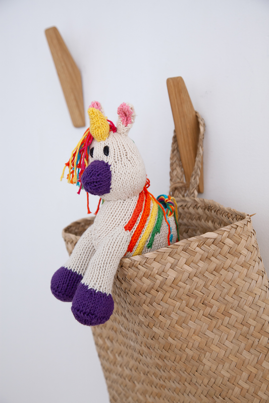 LILI, le doudou licorne de Studio Matongé en coton bio certifié GOTS est tricoté main au Kenya par une coopérative favorisant le travail et l'autonomie des femmes en milieu rural, et ça... ça rend LILI la licorne encore plus magique!