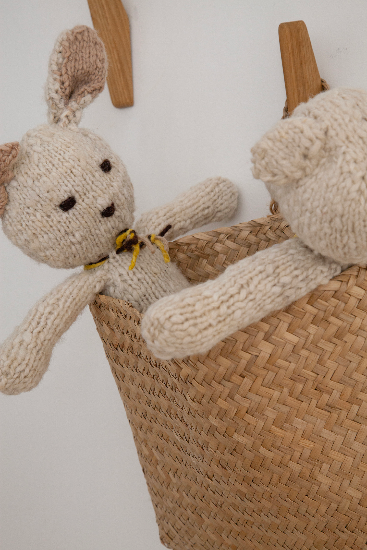 Doudou lapin SIMONE et doudou ours MICHEL en pure laine bio, tricotés main au Kenya une coopérative rurale qui promeut le travail et l'autonomie des femmes. 
Les peluches lapin SIMONE et ours MICHEL sont disponibles chez Studio Matongé en différentes couleurs et dimensions