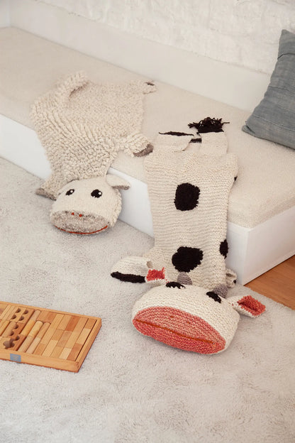 Tapis animaux en pure laine pour chambres d'enfants : SHEEPY, le tapis mouton et MOOSHY, le tapis vache. Super amusants avec leur grosse tête rembourrée propice à la lecture ou à la rêverie de nos chers petits anges.