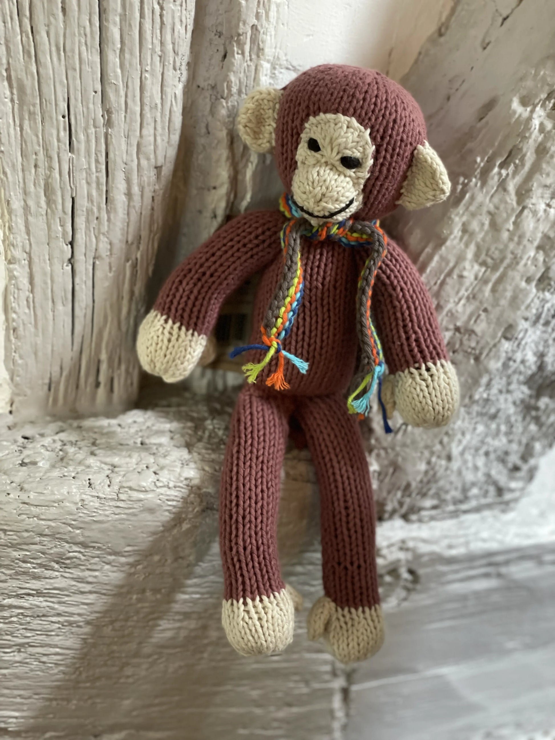 Doudou singe JOSEPH, couleur kaki en pur coton bio certifié GOTS. Joseph est disponible 2 tailles (S & M), ainsi qu'en un large choix de couleurs. Ici le doudou singe JOSEPH marron en taille S.