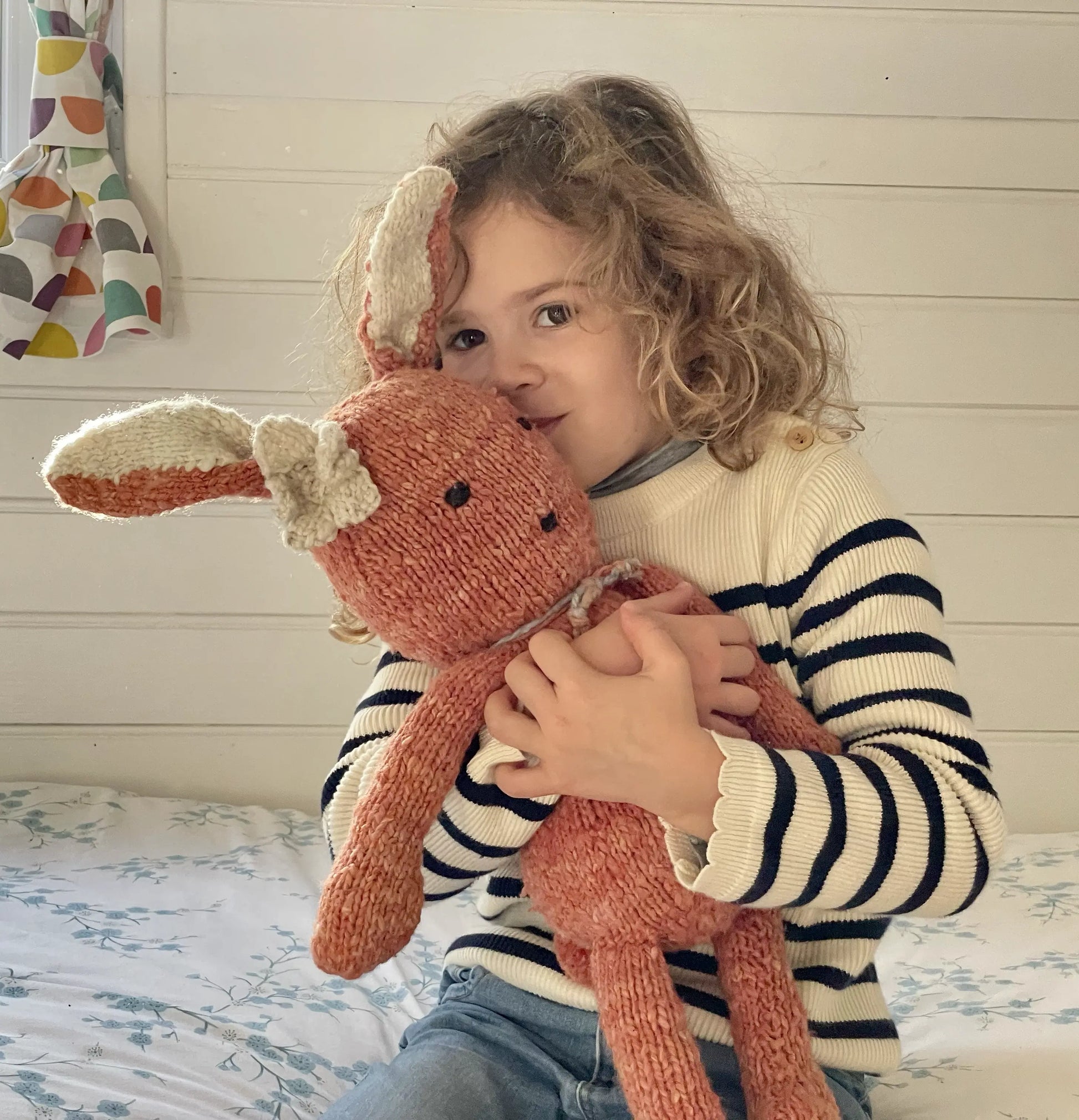 SIMONE, peluche lapin corail, taille L,  en laine bio faite main éco-responsable. Le doudou lapin SIMONE est disponible en 2 tailles et plusieurs couleurs chez Studio Matongé.