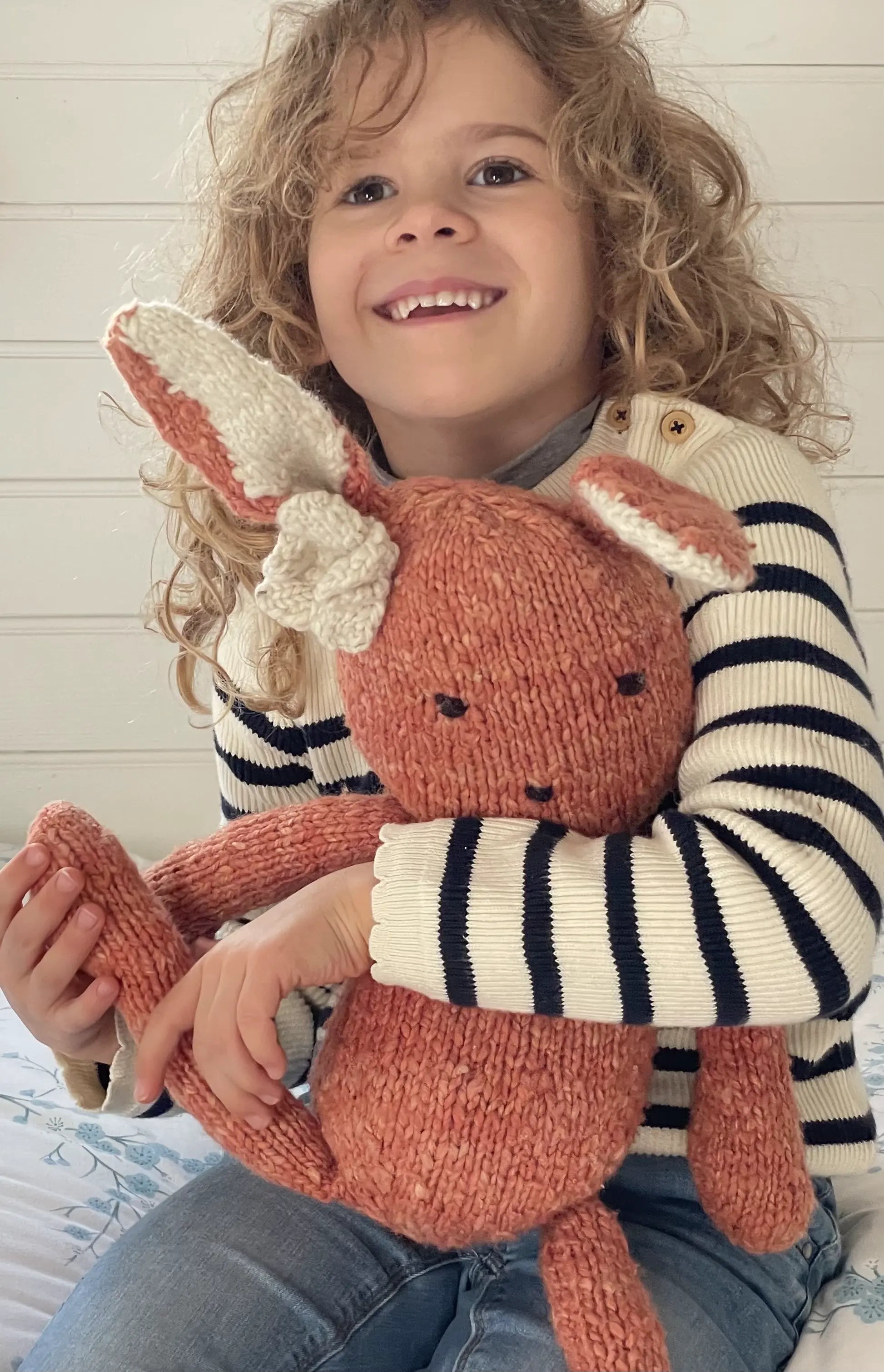 SIMONE, peluche lapin corail, taille L,  en laine bio faite main éco-responsable. Le doudou lapin SIMONE est disponible en 2 tailles et plusieurs couleurs chez Studio Matongé.