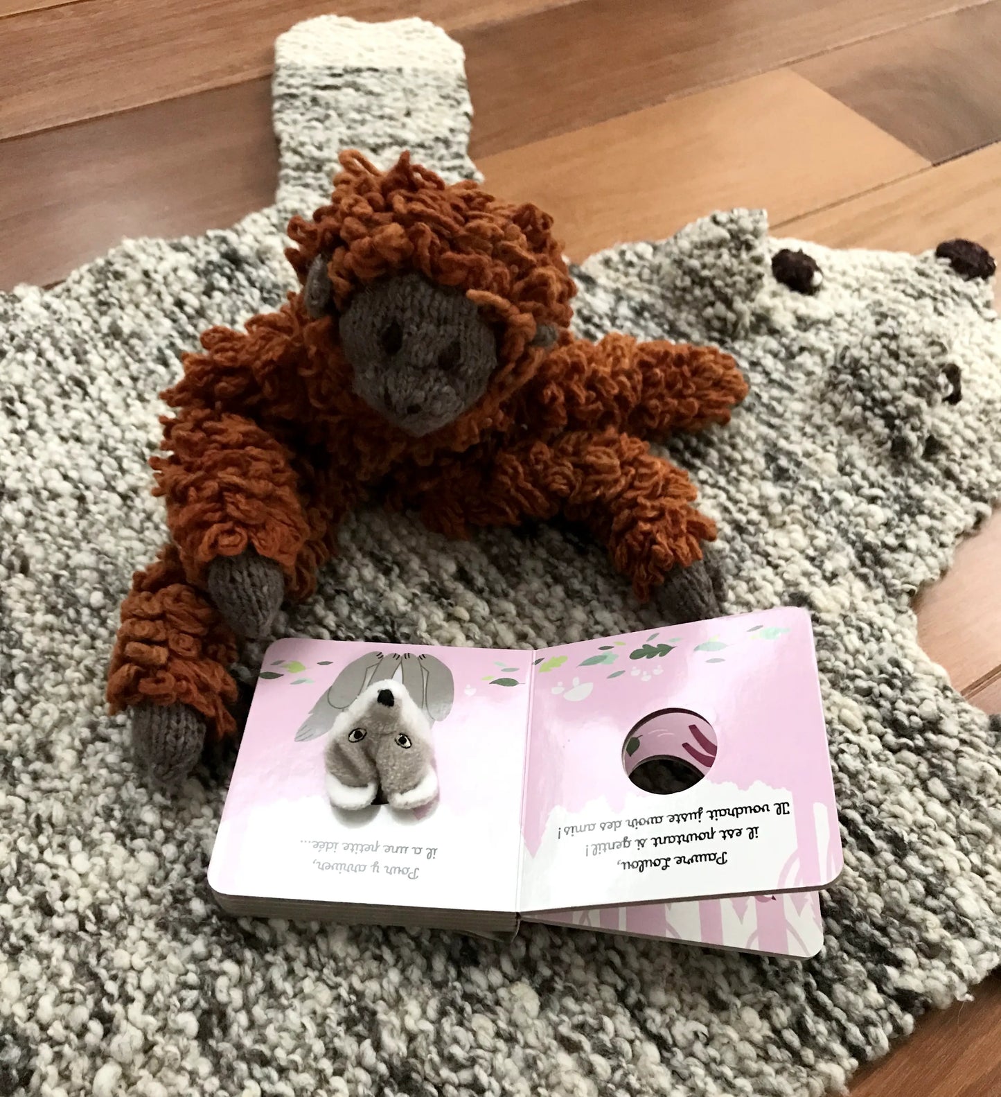 Peluche singe tamarin TAMY en laine mérinos rouille sur le tapis loup pour chambre d'enfant WOOLFY en pure laine . Faits main 