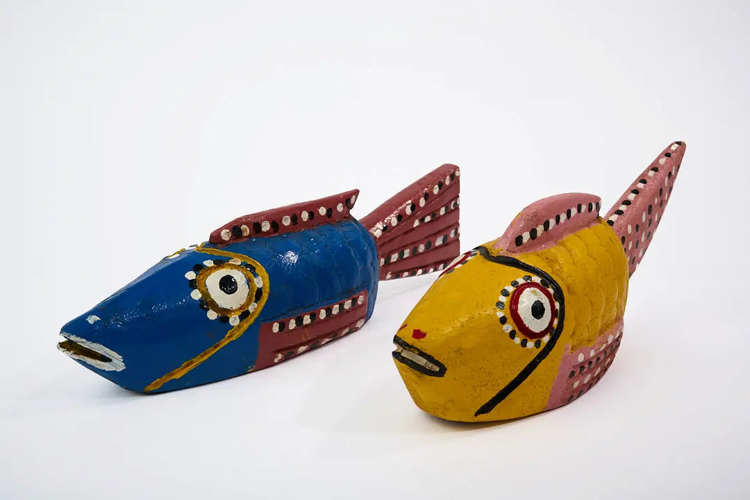 Poissons Bozo bleu et jaune. Marionnettes traditionnelles en bois du Mali. Sculptées à la main dans un unique bloc de bois