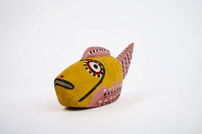 Poisson bozo jaune. Marionnette traditionnelle en bois du Mali. Sculpté à la main dans un unique bloc de bois