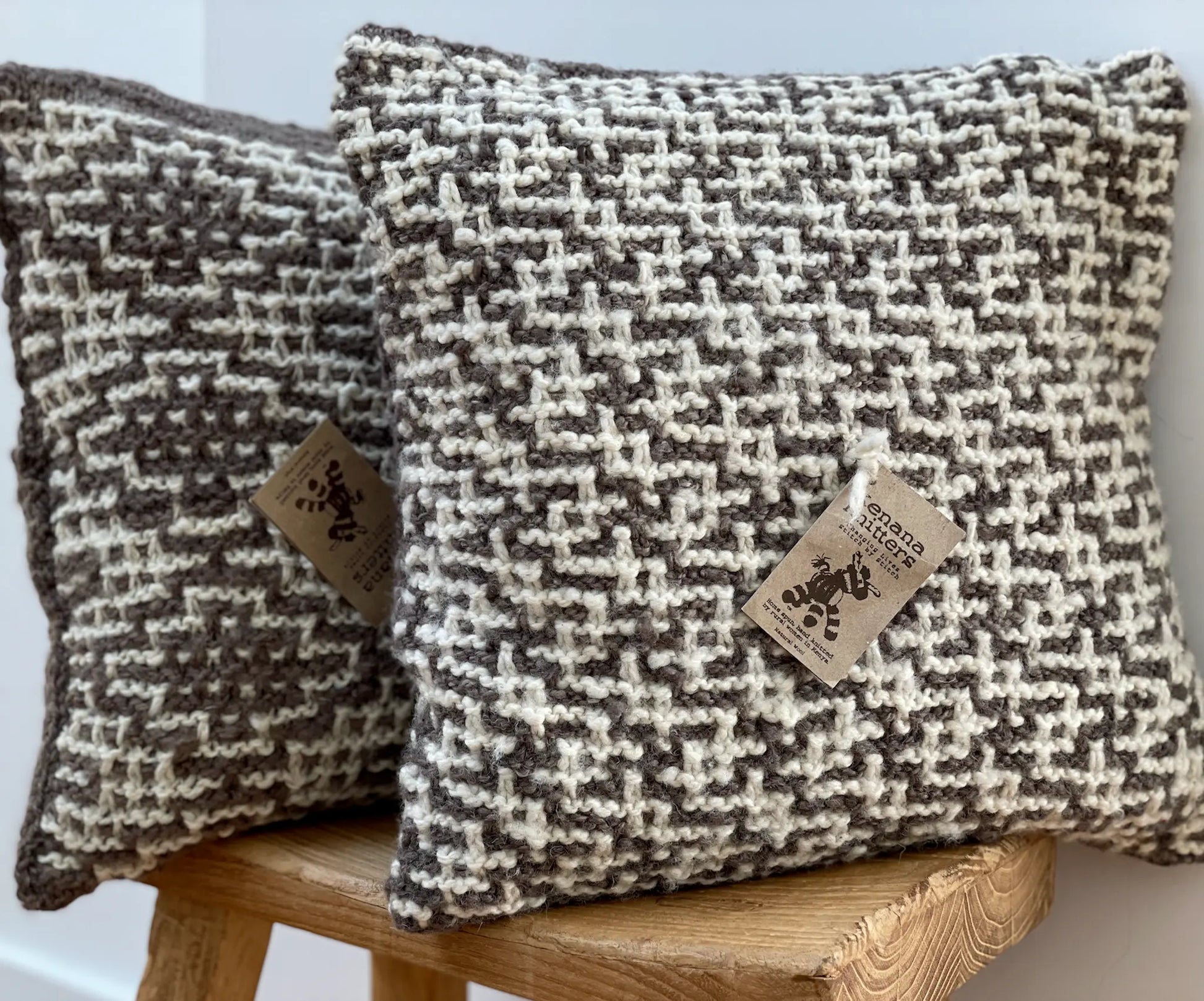 Set de 2 coussins en pure laine JOTO brun chiné et blanc - Studio Matongé
en arrière plan, plaid en bogolan ce coton bio SUN et coussin beige en laine rond à pompons BONBONSI. Faits main.