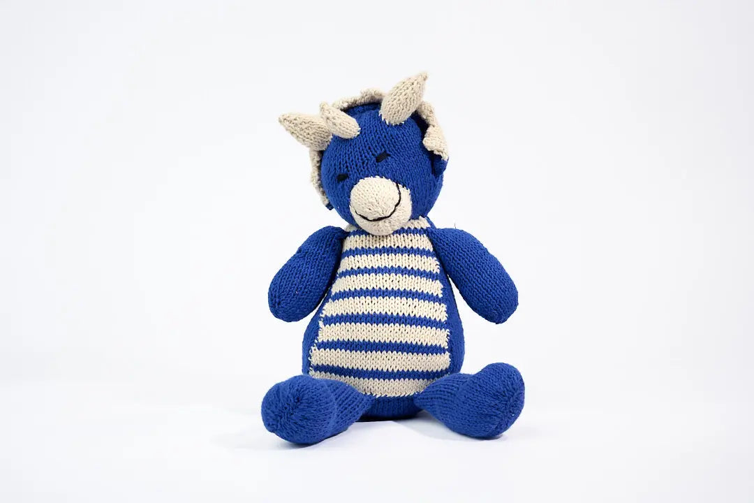 Doudou tricératops CHARLIE en coton bio certifié GOTS. Ici en bleu cobalt taille M, le tricératops CHARLIE existe aussi en kaki et rose fuschia. CHARLIE le tricératops est disponible en 2 tailles : S et M.