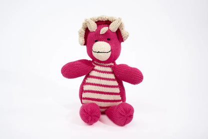 Doudou triceratops CHARLIE en coton bio certifié GOTS. Ici en rose fuschia taille M, le tricératops CHARLIE existe aussi en bleu cobalt et kaki. CHARLIE le tricératops est disponible en 2 tailles : S et M.