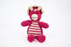 Doudou triceratops CHARLIE en coton bio certifié GOTS. Ici en rose fuschia taille M, le tricératops CHARLIE existe aussi en bleu cobalt et kaki. CHARLIE le tricératops est disponible en 2 tailles : S et M.