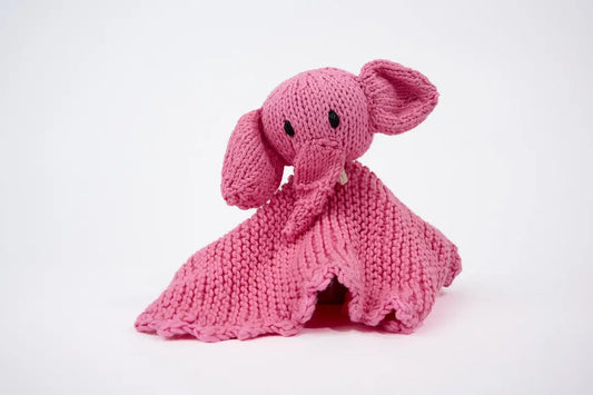 BARRY, adorable doudou plat éléphant rose bubble-gum  éco-responsable 100% coton bio certifié GOTS. Faits main au Kenya par les tricoteuses de la coopérative Kenana Knitters qui valorise le travail des femmes en milieu rural. Teintures certifiées non toxiques. 