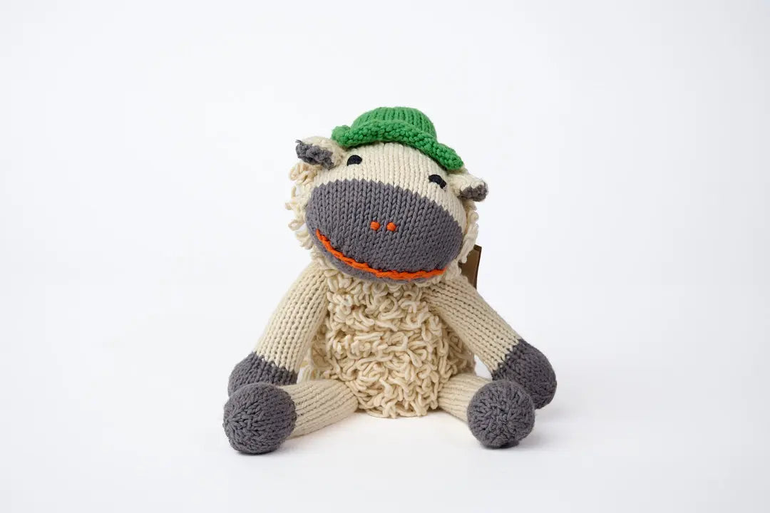 Peluche éco-responsable en coton bio certifié GOTS - mouton - HECTOR - Studio Matongé. Taille S. 
Couleur du chapeau aléatoire. 