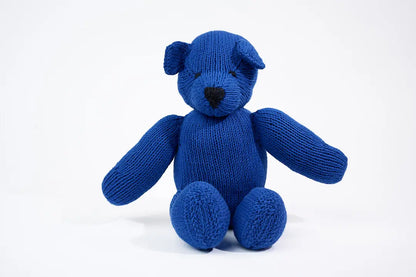 Peluche ours LEON bleu klein. En coton bio certifié GOTS et teintures certifiées non toxiques. Fait main au Kenya par les tricoteuses de la coopérative Kenana Knitters qui valorise le travail des femmes en région rurale - Studio Matongé.