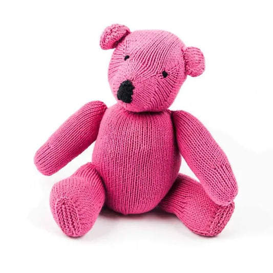 Peluche ours LEON rose fuschia. En coton bio certifié GOTS et teintures certifiées non toxiques. Fait main au Kenya par les tricoteuses de la coopérative Kenana Knitters qui valorise le travail des femmes en région rurale - Studio Matongé.