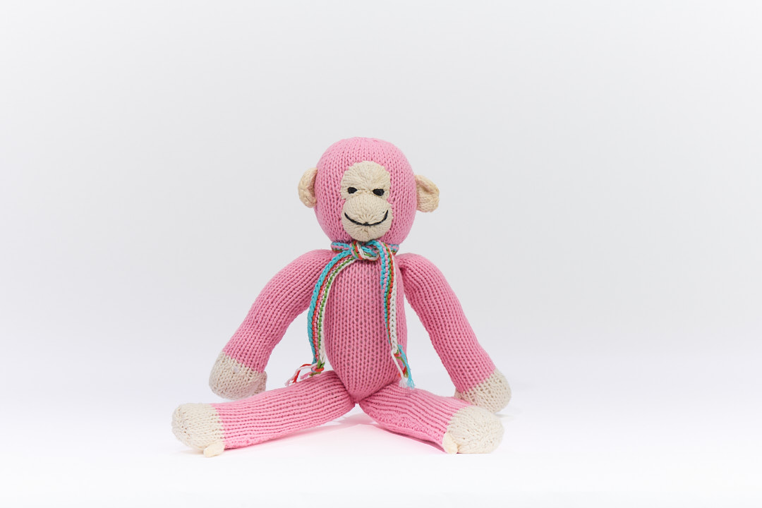 Le singe JOSEPH est disponible en 2 tailles S & M et en de nombreuses couleurs  (ici en rose bubble-gum taille M).