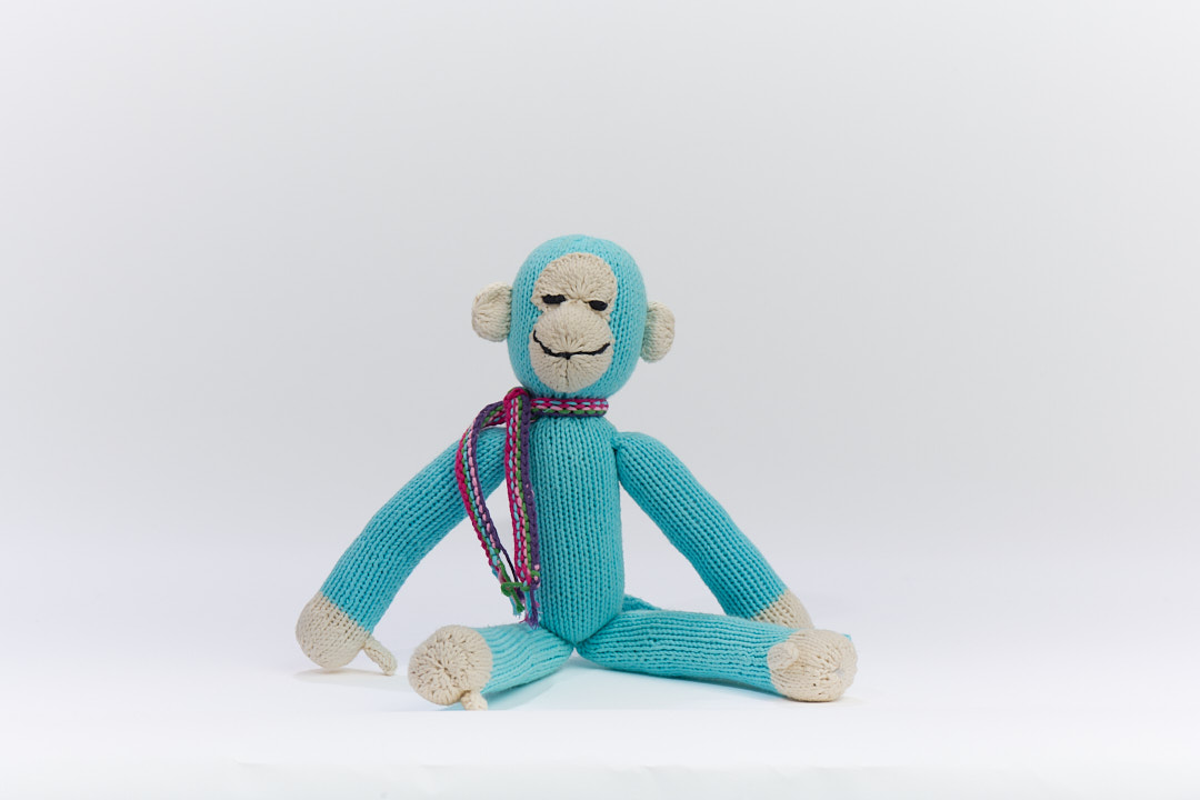 Le singe JOSEPH est disponible en 2 tailles S & M et en de nombreuses couleurs  (ici en bleu turquoise taille M).