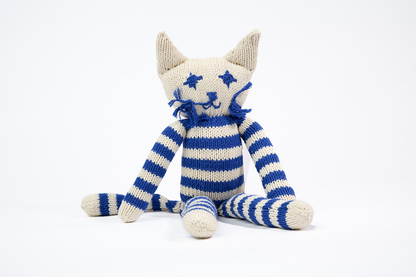 Doudou chat rayé blanc et bleu à longues pattes. Modèle MALO, fait main par la coopérative Kenana Knitters. En coton bio tout doux certifié GOTS. Utilisable dès la naissance.