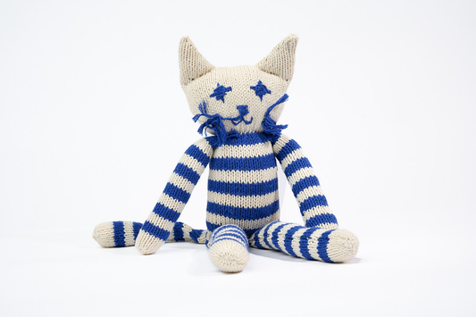 Doudou chat rayé blanc et bleu à longues pattes. Modèle MALO, fait main par la coopérative Kenana Knitters. En coton bio tout doux certifié GOTS. Utilisable dès la naissance.