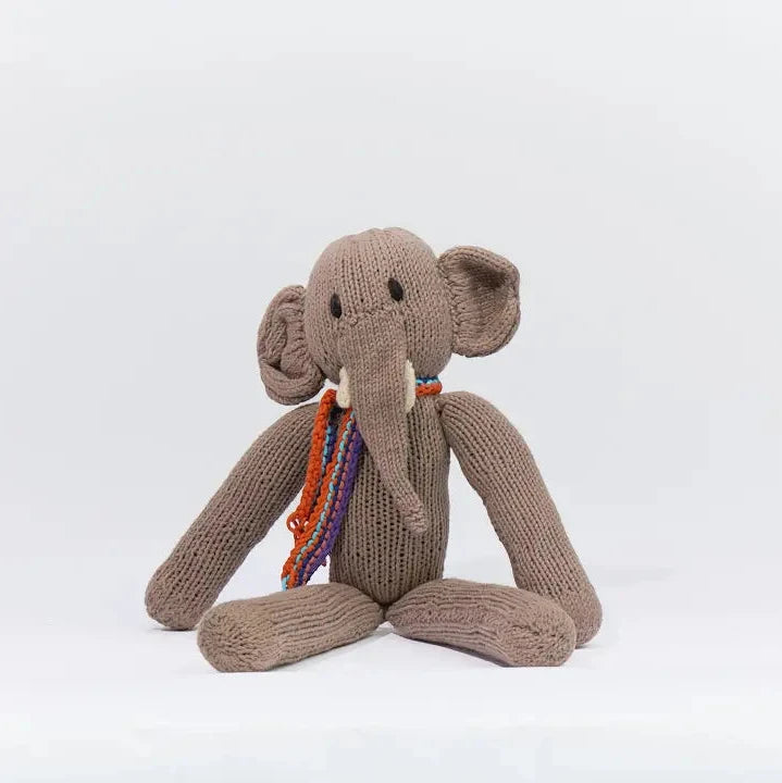 Doudou éléphant gris à longues pattes. Modèle MARGE, fait main par la coopérative Kenana Knitters. En coton bio tout doux certifié GOTS. Utilisable dès la naissance.
L'éléphant MARGE est présenté ici en gris taille M