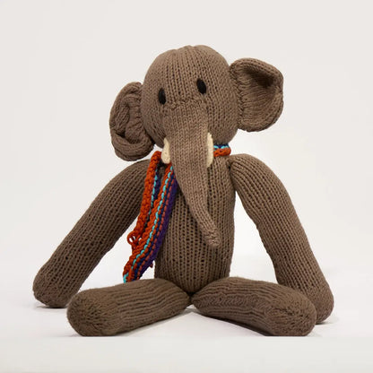 Doudou éléphant gris à longues pattes. Modèle MARGE, fait main par la coopérative Kenana Knitters. En coton bio tout doux certifié GOTS. Utilisable dès la naissance.
L'éléphant MARGE est présenté ici en gris taille M