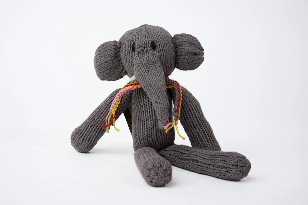 Doudou éléphant gris à longues pattes. Modèle MARGE, fait main par la coopérative Kenana Knitters. En coton bio tout doux certifié GOTS. Utilisable dès la naissance.
L'éléphant MARGE est présenté ici en gris taille S