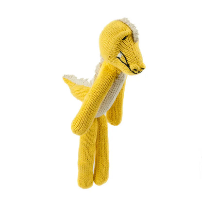 MAXIME, doudou crocodile jaune et blanc à longues pattes. Tricoté à la main par les femmes artisans de la coopérative Kenana Knitters. En coton bio tout doux certifié GOTS. Utilisable dès la naissance. Disponible en tailles S et M  et dans de nombreuses couleurs.