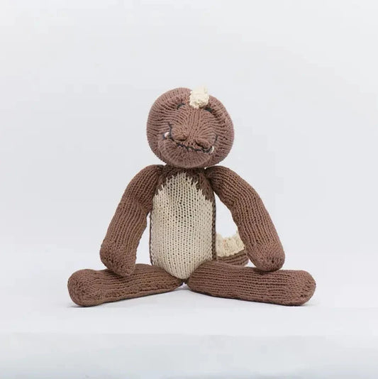 MAXIME, doudou crocodile taupe et blanc à longues pattes. Tricoté à la main par les femmes artisans de la coopérative Kenana Knitters. En coton bio tout doux certifié GOTS. Utilisable dès la naissance. Disponible en tailles S et M  et dans de nombreuses couleurs.