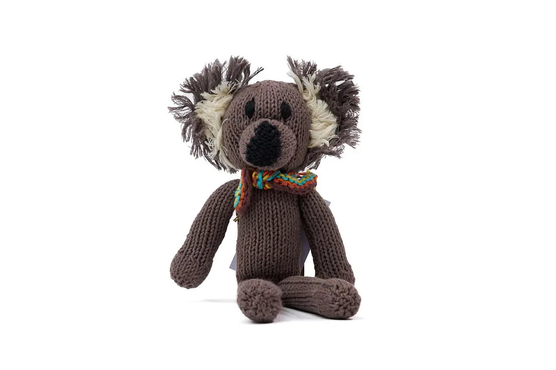 NOAH, doudou koala gris. Adorable avec sa petite écharpe multicolore.  Fait main au Kenya. En coton bio certifié GOTS, teintures non toxiques. Utilisable dès la naissance.