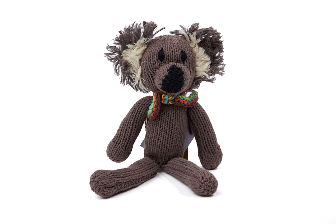 NOAH, doudou koala gris. Adorable avec sa petite écharpe multicolore.  Fait main au Kenya. En coton bio certifié GOTS, teintures non toxiques. Utilisable dès la naissance.