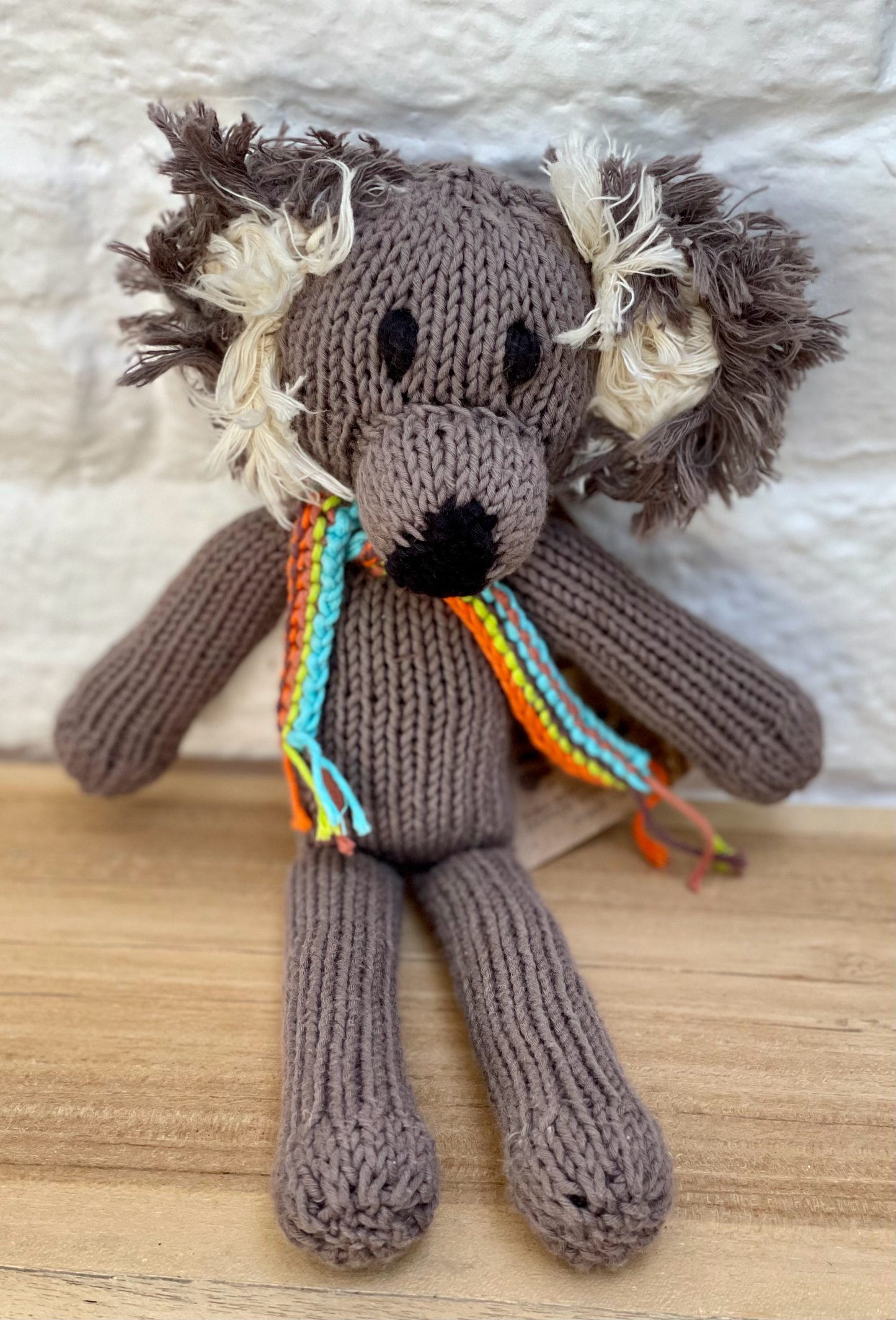 NOAH, doudou koala gris. Adorable avec sa petite écharpe multicolore.  Fait main au Kenya. En coton bio certifié GOTS, teintures non toxiques. Utilisable dès la naissance.