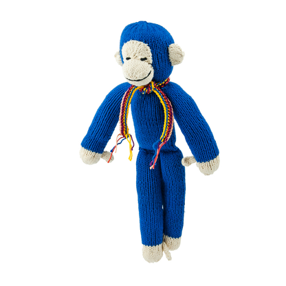 JOSEPH, le doudou singe à longues pattes de Studio Matongé en coton bio certifié GOTS est tricoté main au Kenya par une coopérative favorisant le travail et l'autonomie des femmes en milieu rural, et ça... ça rend JOSEPH le singe encore plus joyeux!
Le singe JOSEPH est disponible en 2 tailles S & M et en de nombreuses couleurs  (ici en bleu klein taille M).