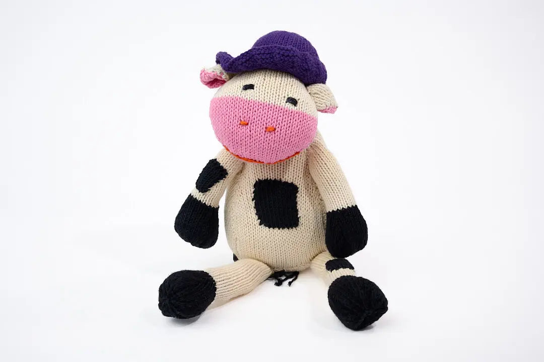 Peluche vache MARGOT faite-main en coton bio certifié GOTS. Ici en taille M également disponible en S et L - Studio Matongé
Couleur du chapeau aléatoire.