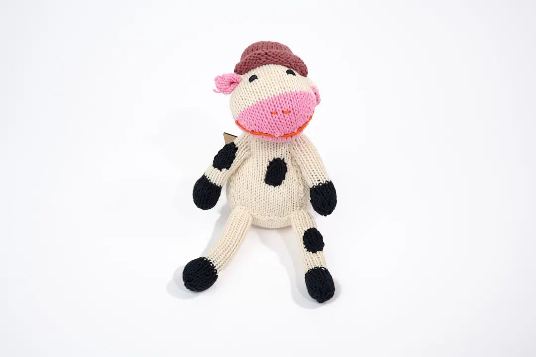 Peluche vache MARGOT faite-main en coton bio certifié GOTS. Ici en taille S également disponible en M et L - Studio Matongé
Couleur du chapeau aléatoire.