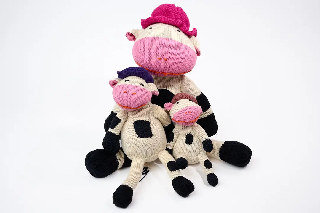 Peluche vache MARGOT faite-main en coton bio certifié GOTS. Ici en tailles S, M et L - Studio Matongé
Couleur du chapeau aléatoire.