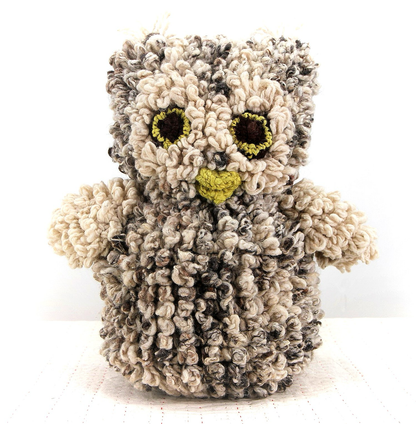 Doudou hibou - fait main - en laine bio éco-responsable - ARCHIE - Studio Matongé. Ici en version L gris. Disponible en 2 tailles et plusieurs couleurs. 